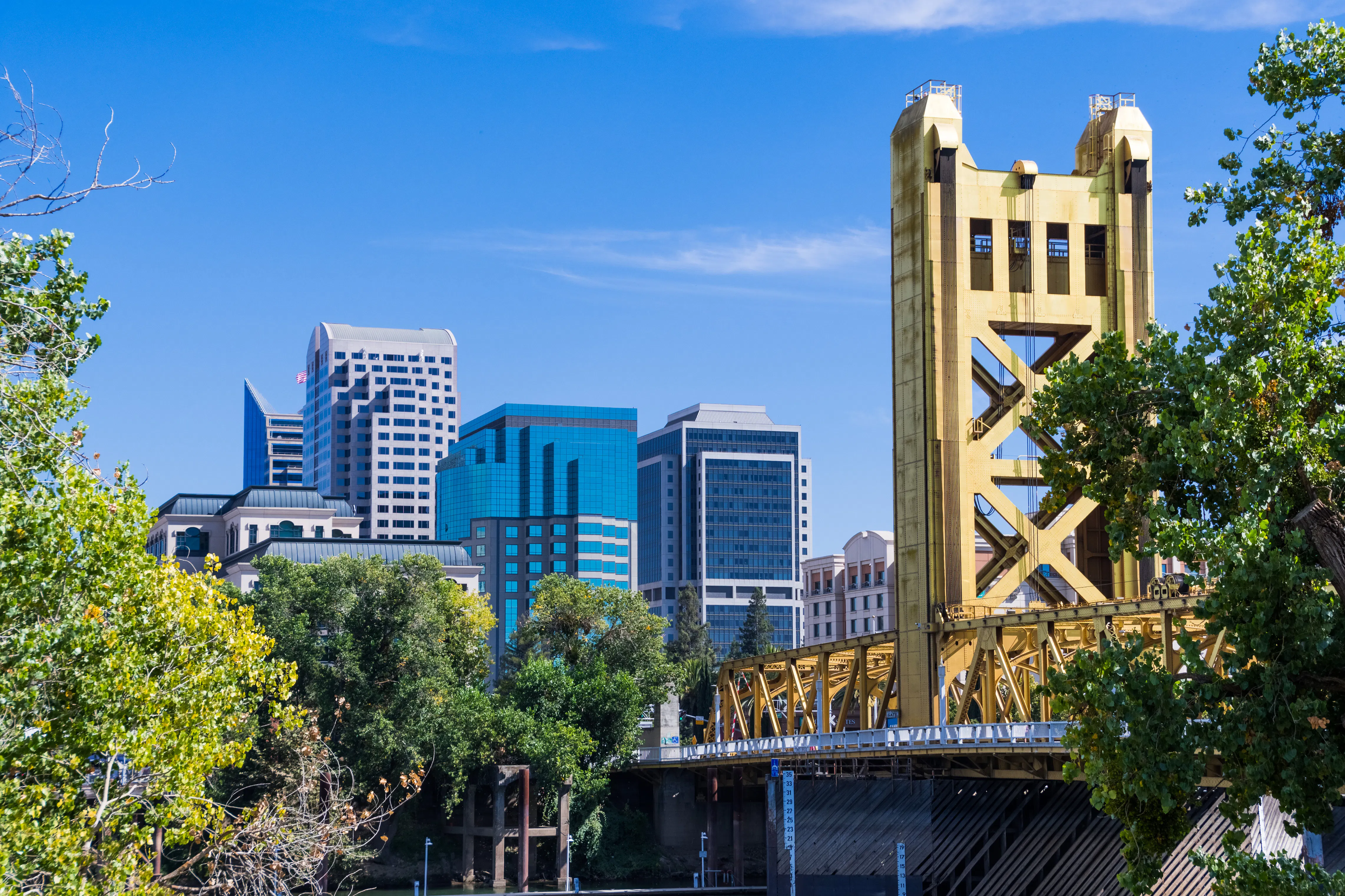 Sacramento view towards the Tower Bridge and the skyscrapers in downtown