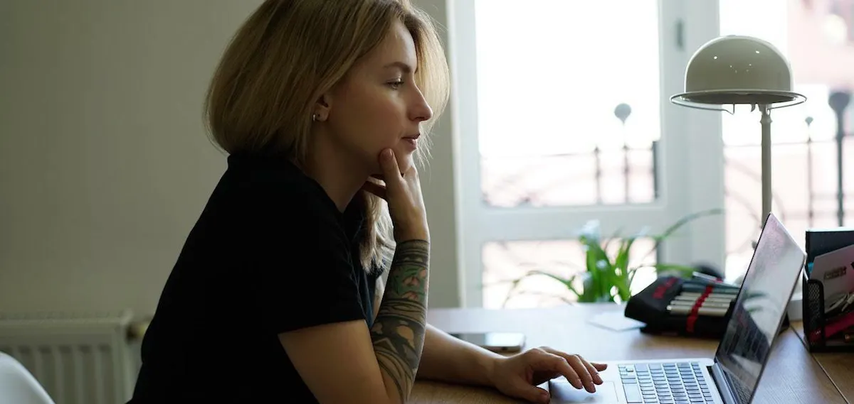 Woman working at desk 7fe1i